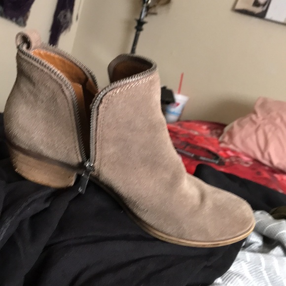 Booties gently used nice to just slip on and do no laces just zippers - Picture 3 of 5